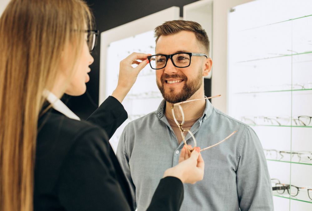 Atendimento não é custo. É a estratégia mais previsível de crescimento no varejo óptico.